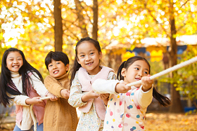 小学生在拔河比赛