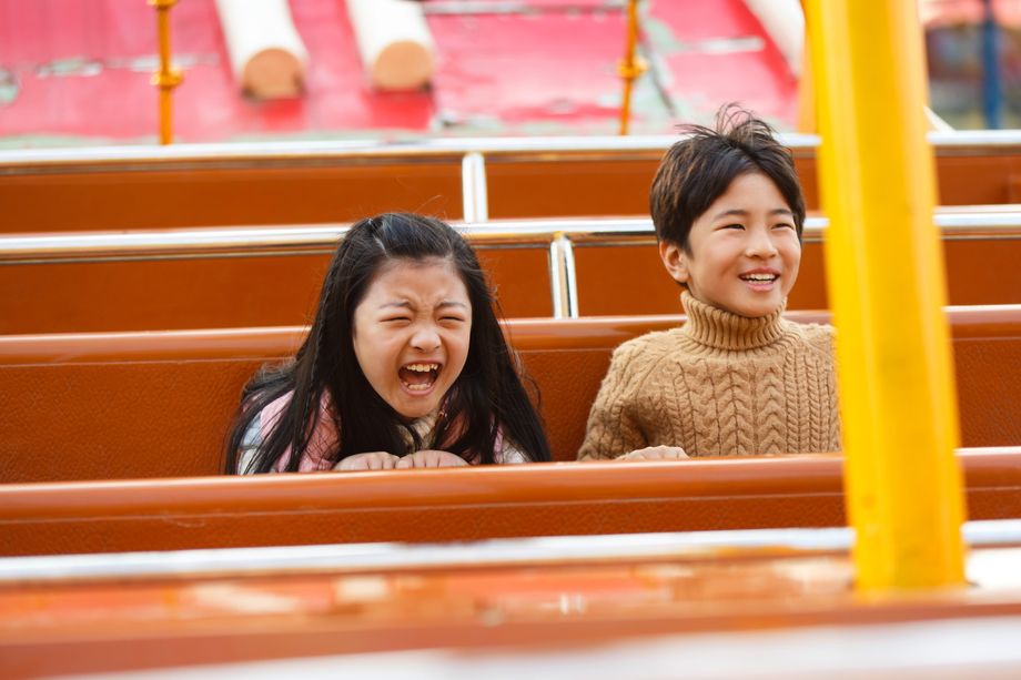 男孩女孩在游乐场玩耍 男孩女孩在游乐场玩耍