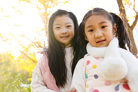 可爱的小女孩在户外玩耍图片