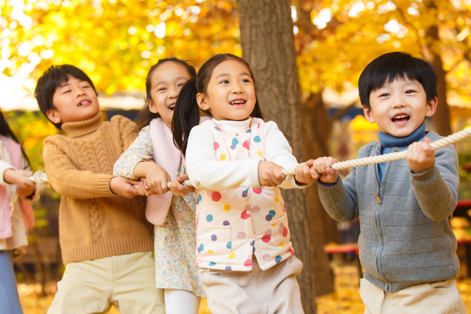 小学生在拔河比赛