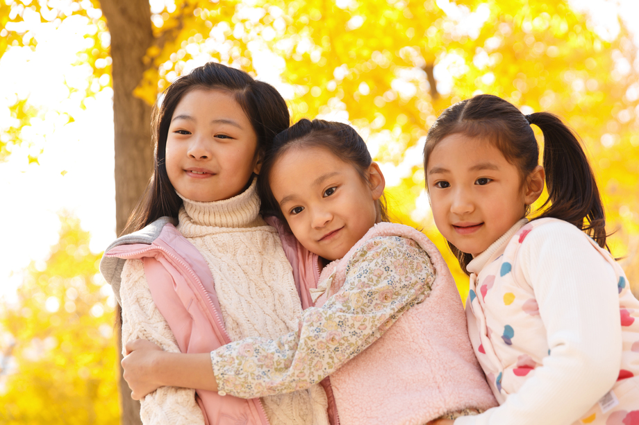 可爱的小女孩在户外玩耍照片 可爱的小女孩在户外玩耍照片