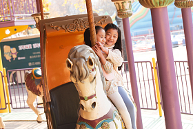 两个小女孩在玩旋转木马