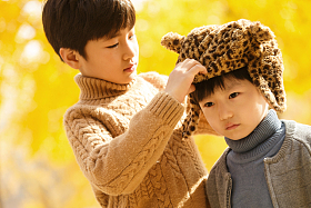 两个男孩在户外图片