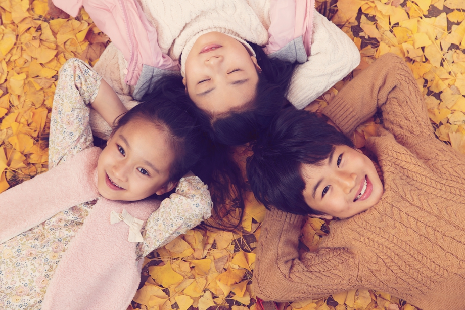 可爱的男孩女孩躺在地上 可爱的男孩女孩躺在地上