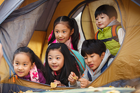 小学生在户外露营照片