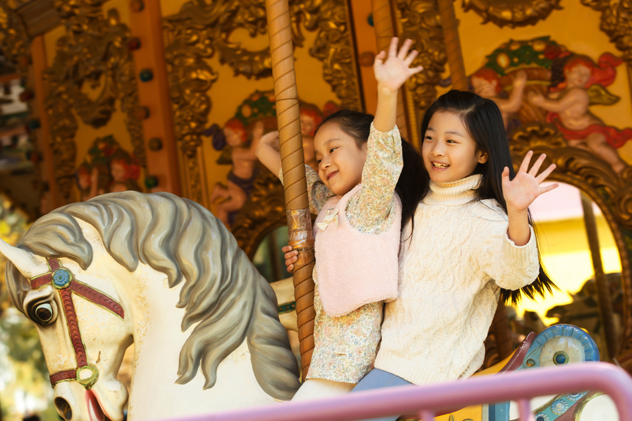两个小女孩在玩旋转木马 两个小女孩在玩旋转木马