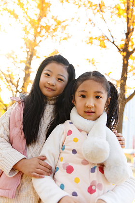 可爱的小女孩在户外玩耍图片