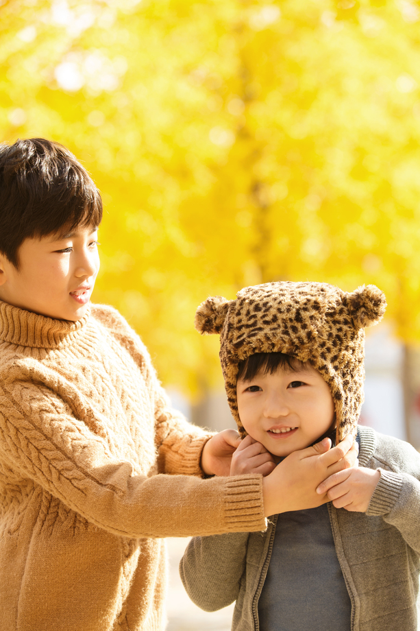 两个男孩在户外图片 两个男孩在户外图片