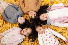 可爱的男孩女孩躺在地上