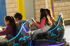 小学生在游乐场玩耍图片