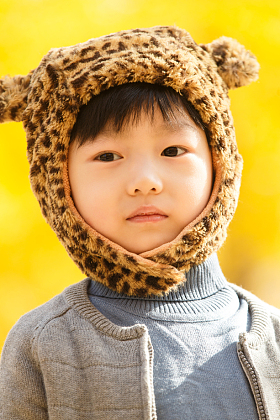 小男孩在户外