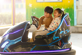 男孩女孩在游乐场玩耍