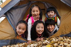 小学生在户外露营照片