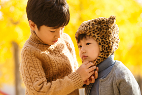 两个男孩在户外照片