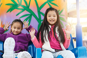 两个女孩在游乐场玩耍照片