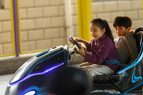 男孩女孩在游乐场玩耍