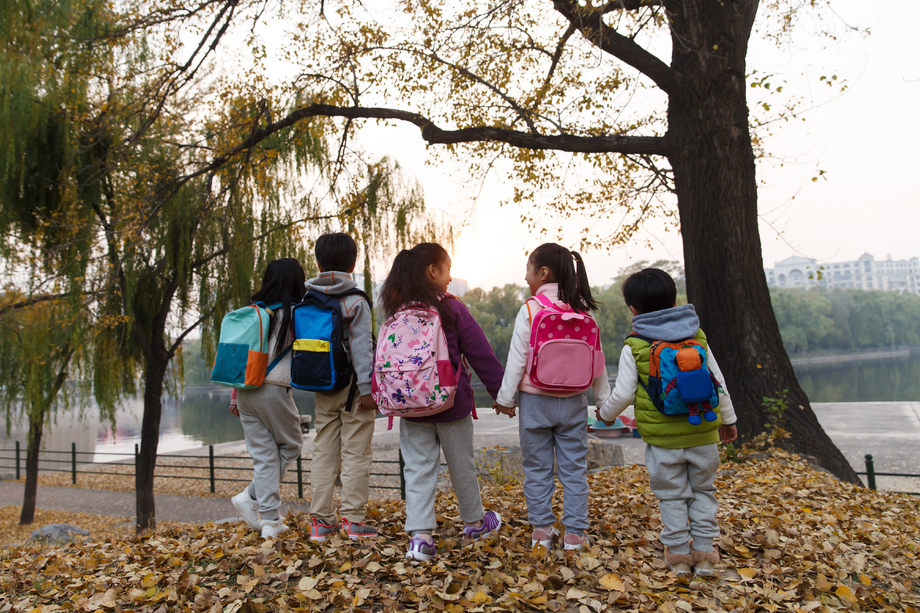 小学生在放学的路上