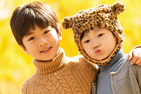 两个男孩在户外照片