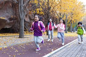 欢乐的小学生在户外奔跑图片