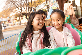 男孩女孩坐过山车