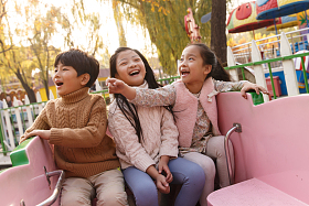 男孩女孩坐过山车