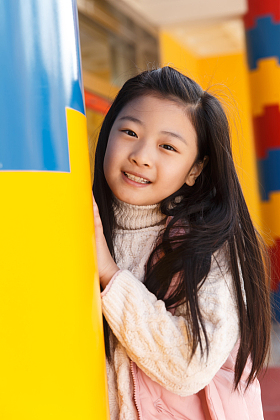 可爱的女孩在游乐场照片