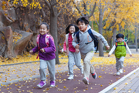 欢乐的小学生在户外奔跑