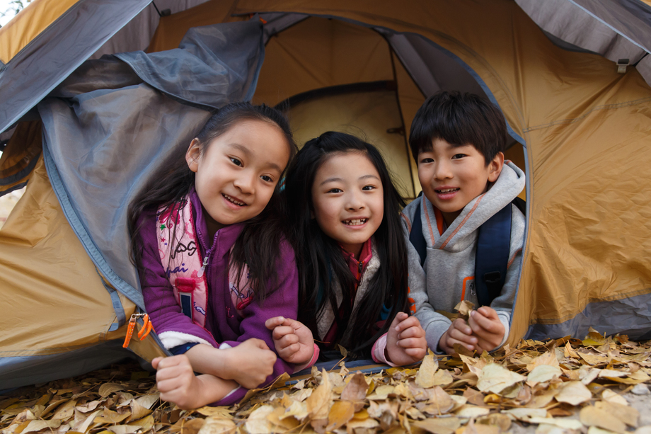 小学生在户外露营图片