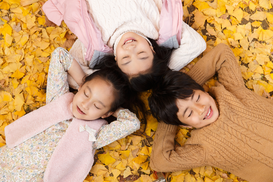 可爱的男孩女孩躺在地上 可爱的男孩女孩躺在地上