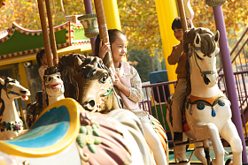 男孩女孩在玩旋转木马图片