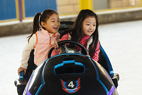 可爱的小女孩在游乐场玩耍