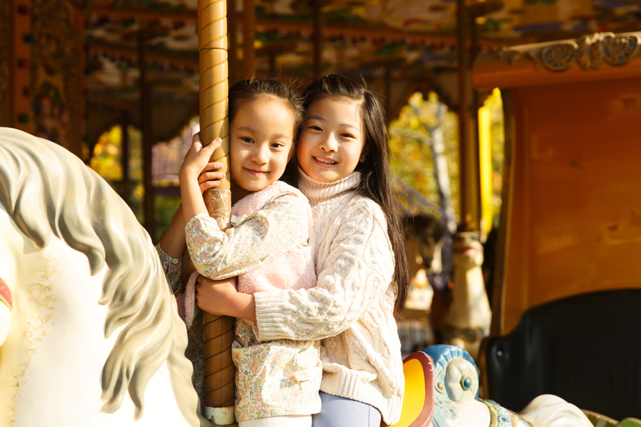 两个小女孩在玩旋转木马 两个小女孩在玩旋转木马