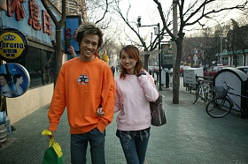 东方年轻情侣在北京的街道