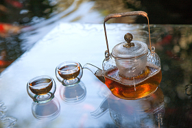 池塘边的茶具照片