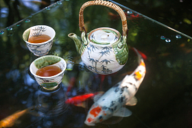 池塘边的茶具照片