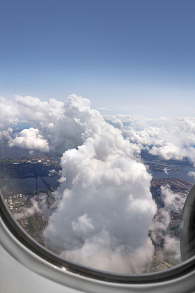 从飞机上俯瞰大地照片