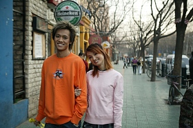 东方年轻情侣在北京的街道图片