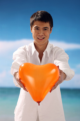 东方男人在海滩图片