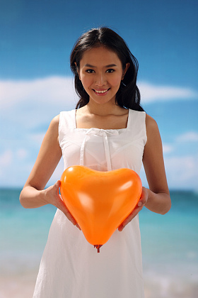 东方女人在海滩图片