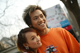 东方年轻情侣笑着图片