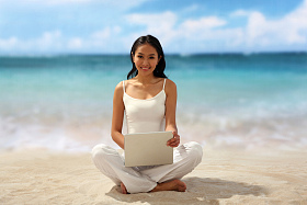 东方女人在海滩