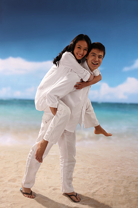 东方情侣在海滩图片