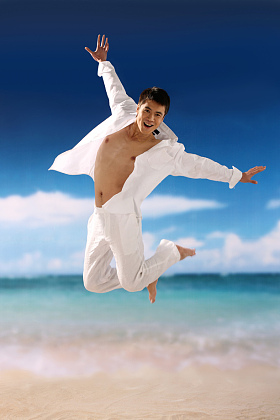 东方男人在海滩图片