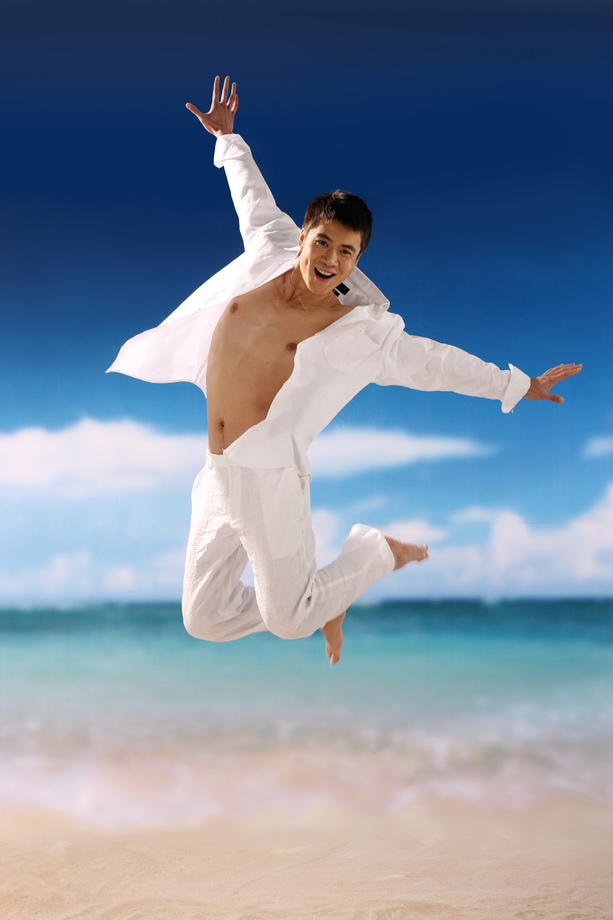 东方男人在海滩图片 东方男人在海滩图片