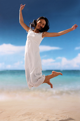 东方女人在海滩