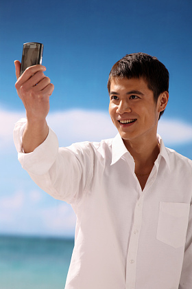 东方男人在海滩照片