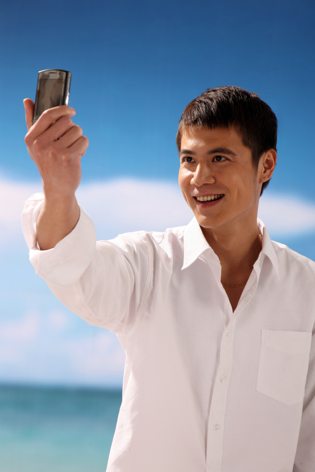 东方男人在海滩照片
