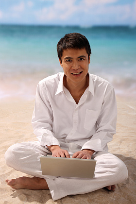 东方男人在海滩