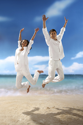 东方情侣在海滩