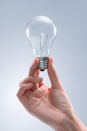 手拿电灯泡图片